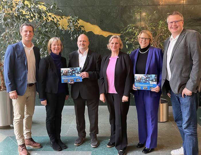 Übergabe Studie Ministerin