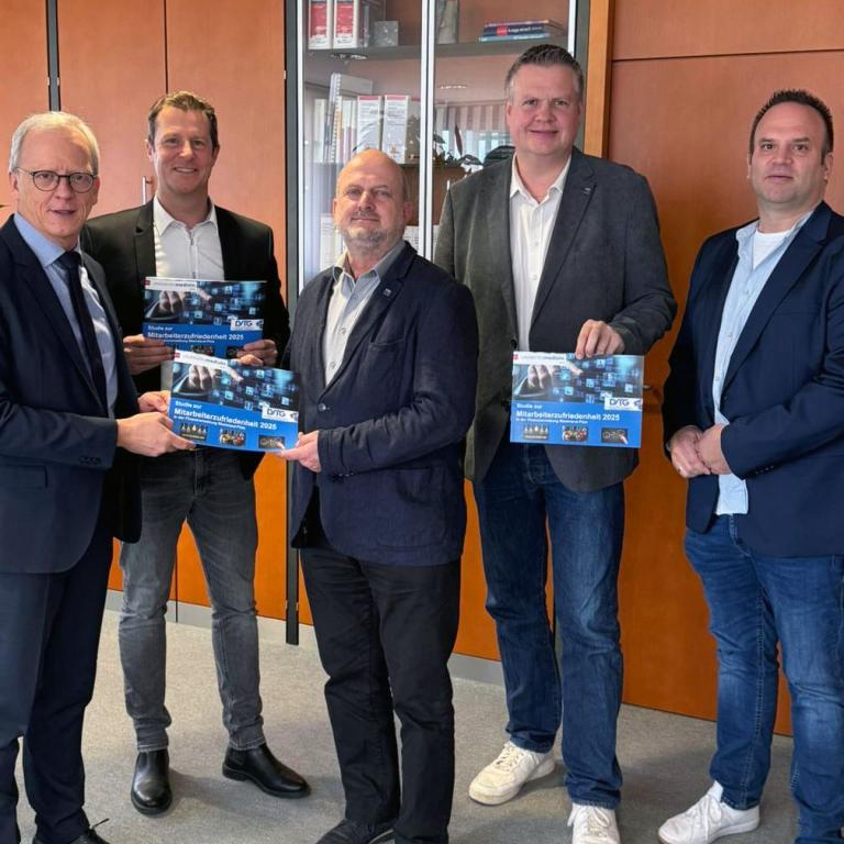 Übergabe Studie an Präsident Stephan Filtzinger