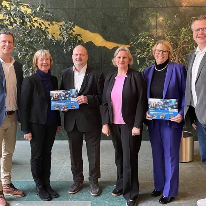 Übergabe Studie Ministerin